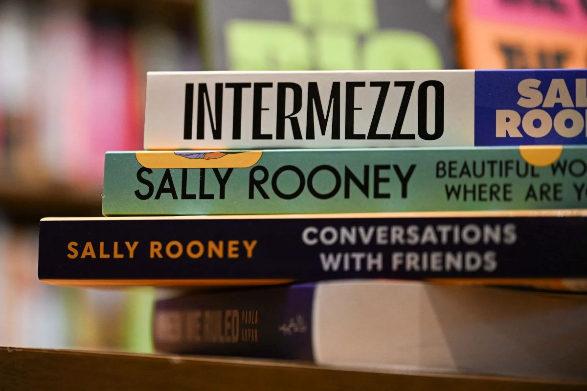 Sally Rooney: Της έκοψαν τα βιβλία στη Βρετανία και ο κόσμος έτρεξε να τα αγοράσει