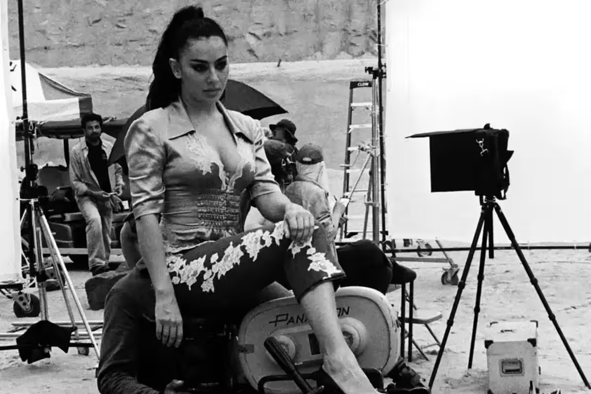 H Charli XCX κυκλοφόρησε σε βίντεο το Camera από το album "Music, Fashion, Film"