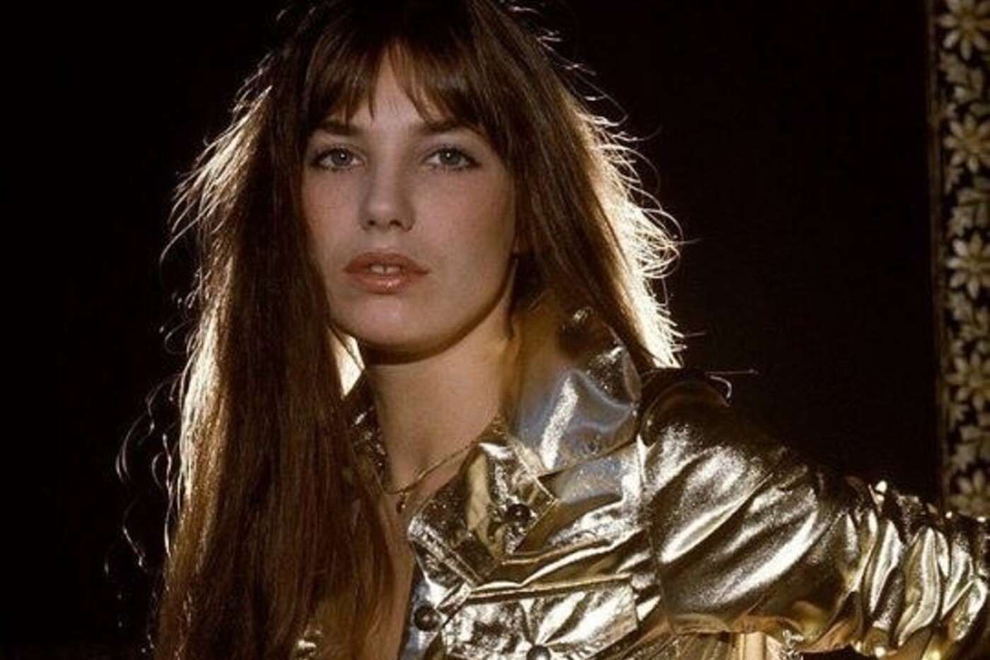 Back to the ’70s: Οι μπλούζες που αναβιώνουν τη fashion δεκαετία με τον πιο επίκαιρο τρόπο