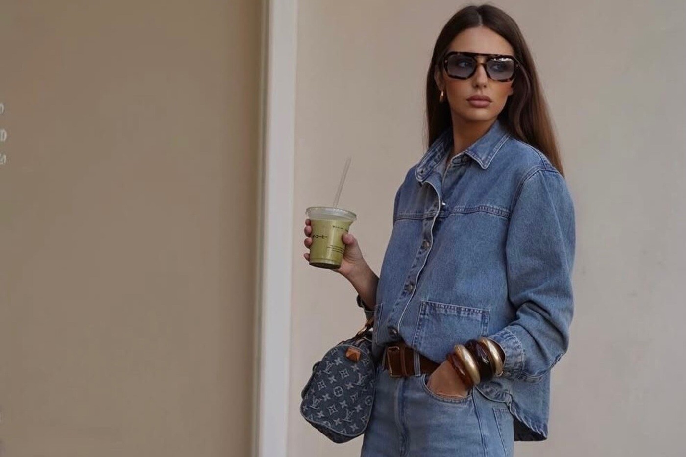 Το denim shirt είναι το νέο λευκό πουκάμισο της καλοκαιρινής γκαρνταρόμπας