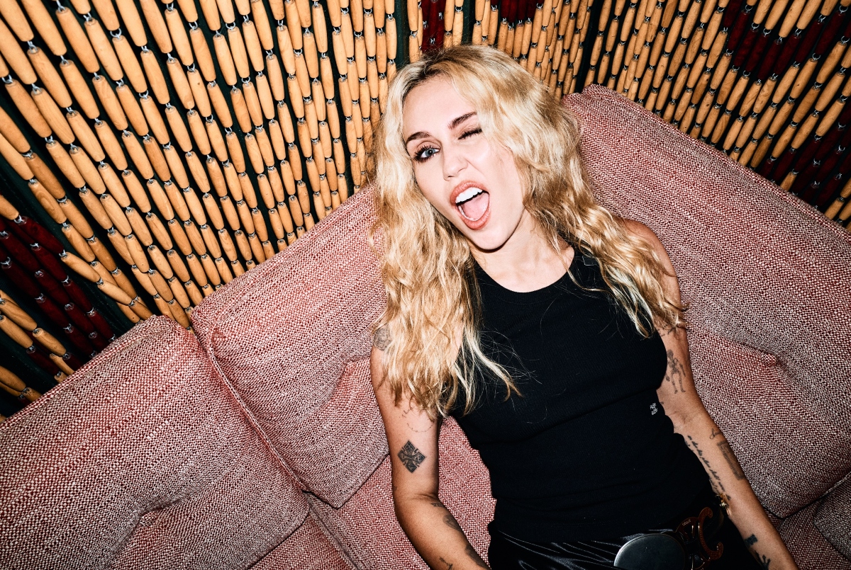Η Miley Cyrus γράφει (αρνητική) ιστορία στα αμερικανικά charts με το "Bass Persuades"