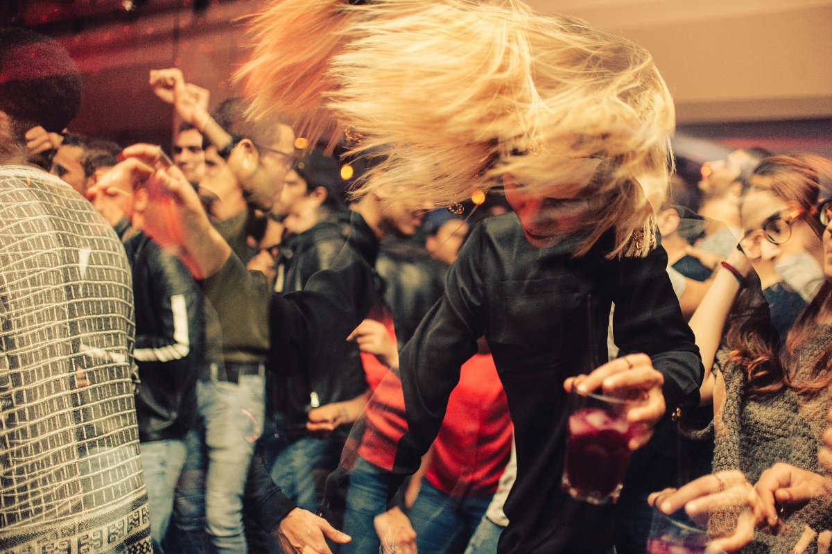 Το 49% της Gen Z αποφεύγει να χορεύει, από φόβο μήπως εμφανιστεί στα social media